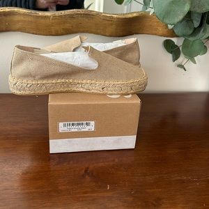 New in Box Soludos Platform Smoking Slipper in Safari size 9